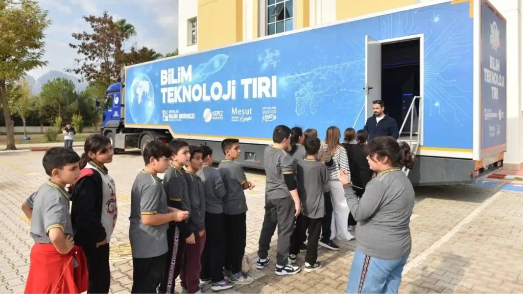 Kepez’de Bilim Tırı Çocuklarla Buluştu: “Her Yerde Bilim, Her Yerde Gelecek” 1